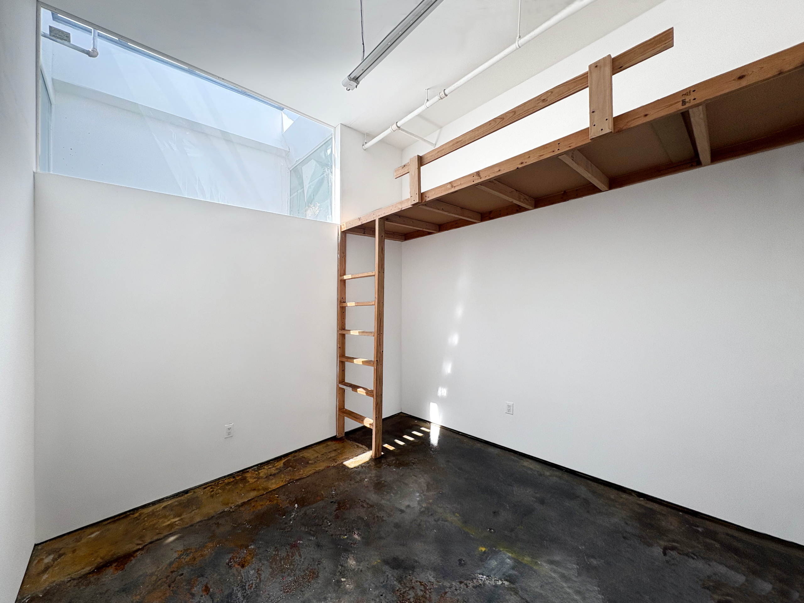 STUDIO 239: PROFESSIONAL ART STUDIO WITH SKYLIGHT, CLEAN & AFFRODABLE