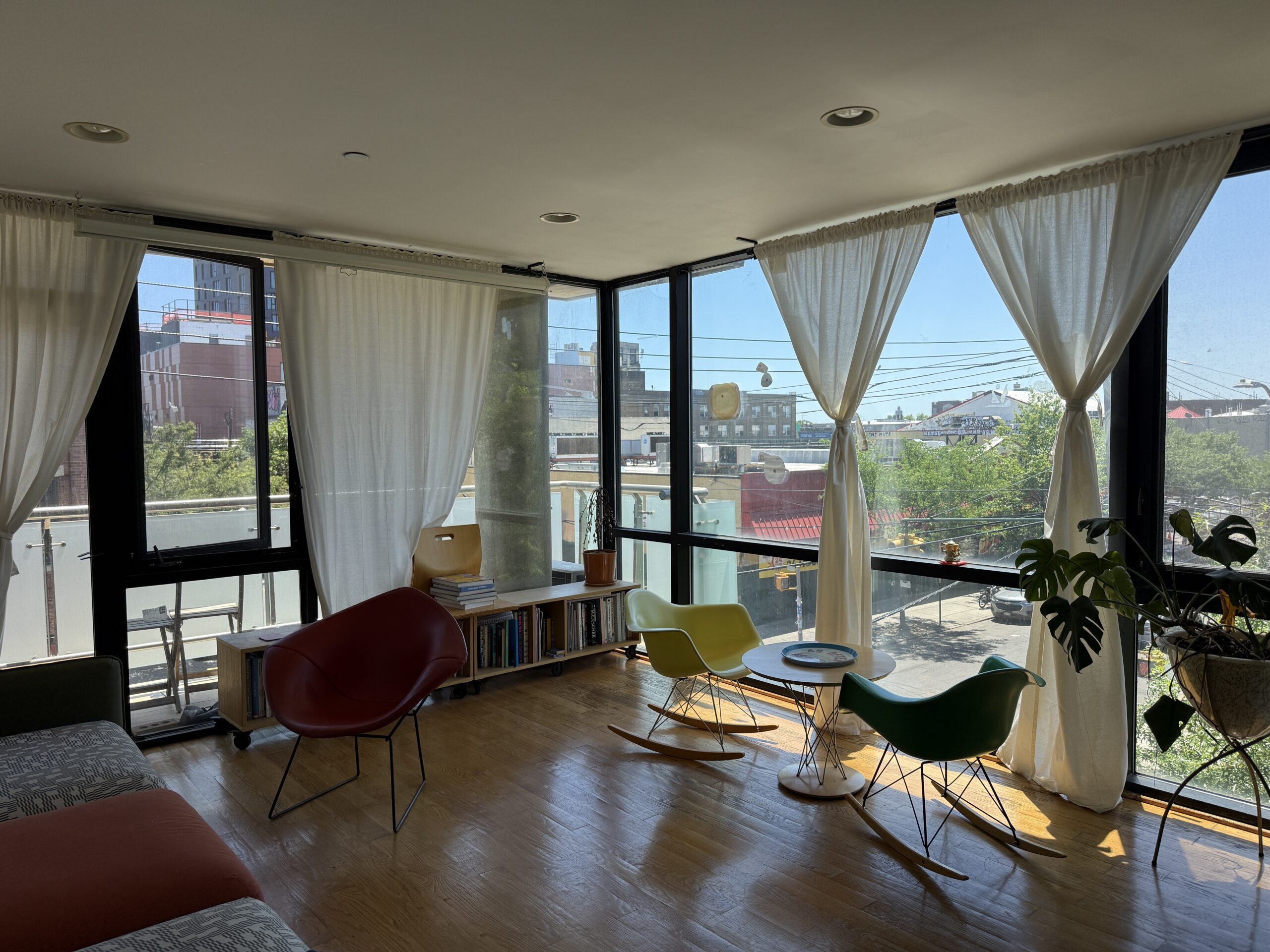 RIDGEWOOD Bright Beautiful New 1br Apt - close to L&M Train