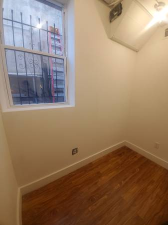 Available in July: Greenpoint Small Art Studio W/ Window (252J #156)
