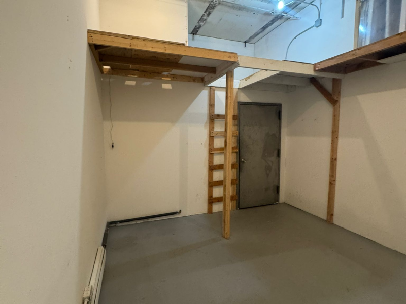 Available Now! Art Studio / Workspace Near Pulaski Bridge (394M #6A)
