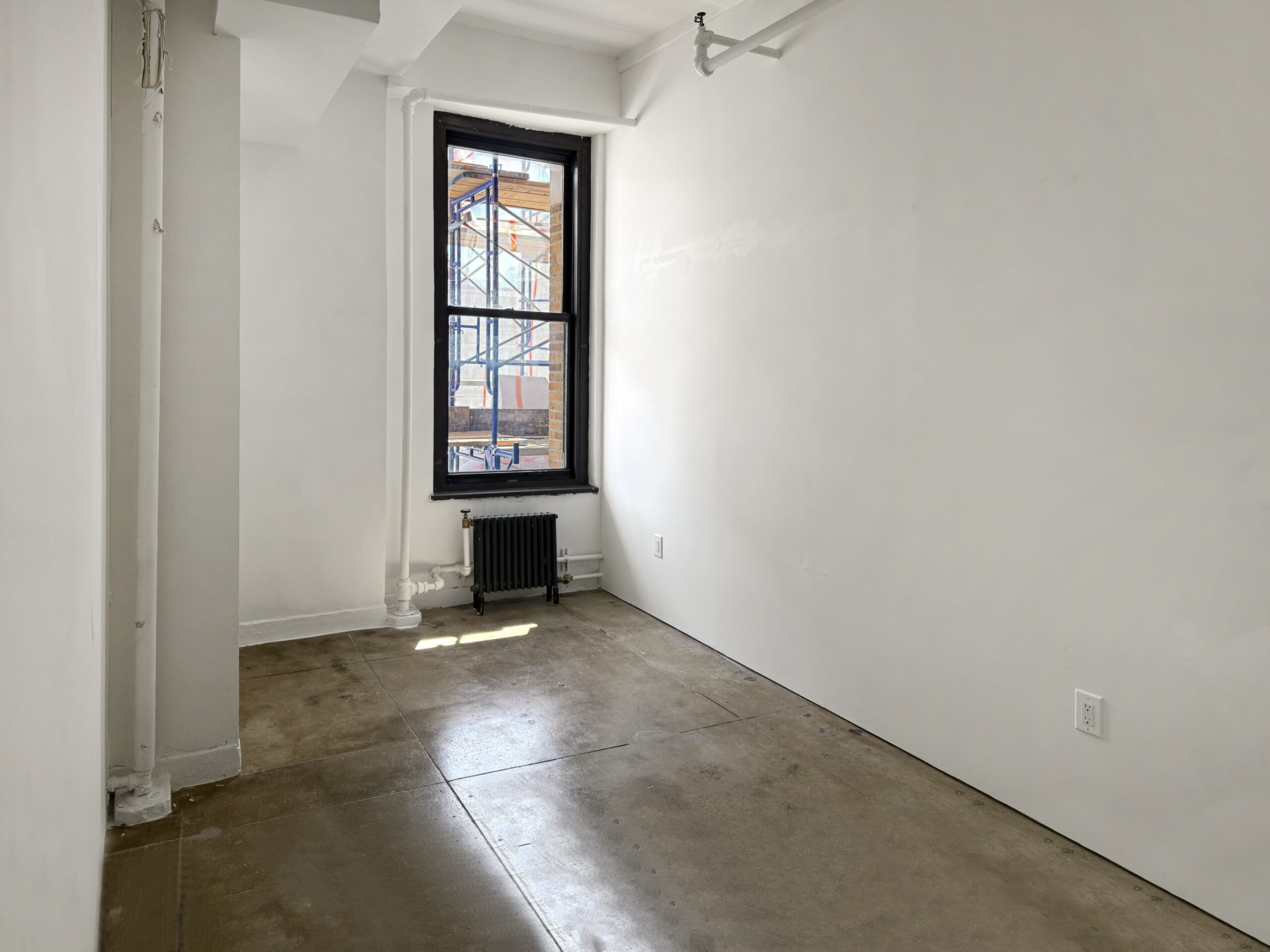 STUDIO 2425 : CREATE IN THE HEART OF MIDTOWN MANHATTAN ARTIST STUDIO