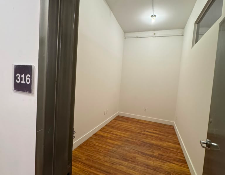 Creative Suite/ Work Office - 24/7 (252J #316)