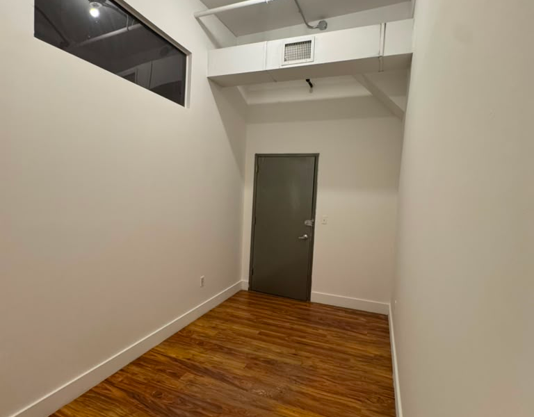 Creative Suite/ Work Office - 24/7 (252J #316)