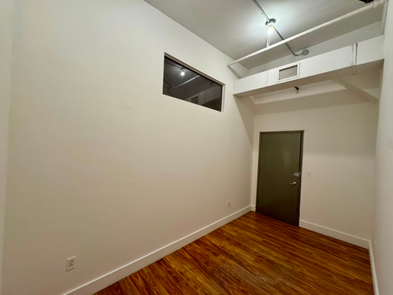 Creative Suite/ Work Office - 24/7 (252J #316)
