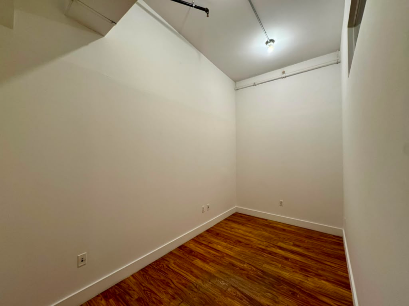 Creative Suite/ Work Office - 24/7 (252J #316)