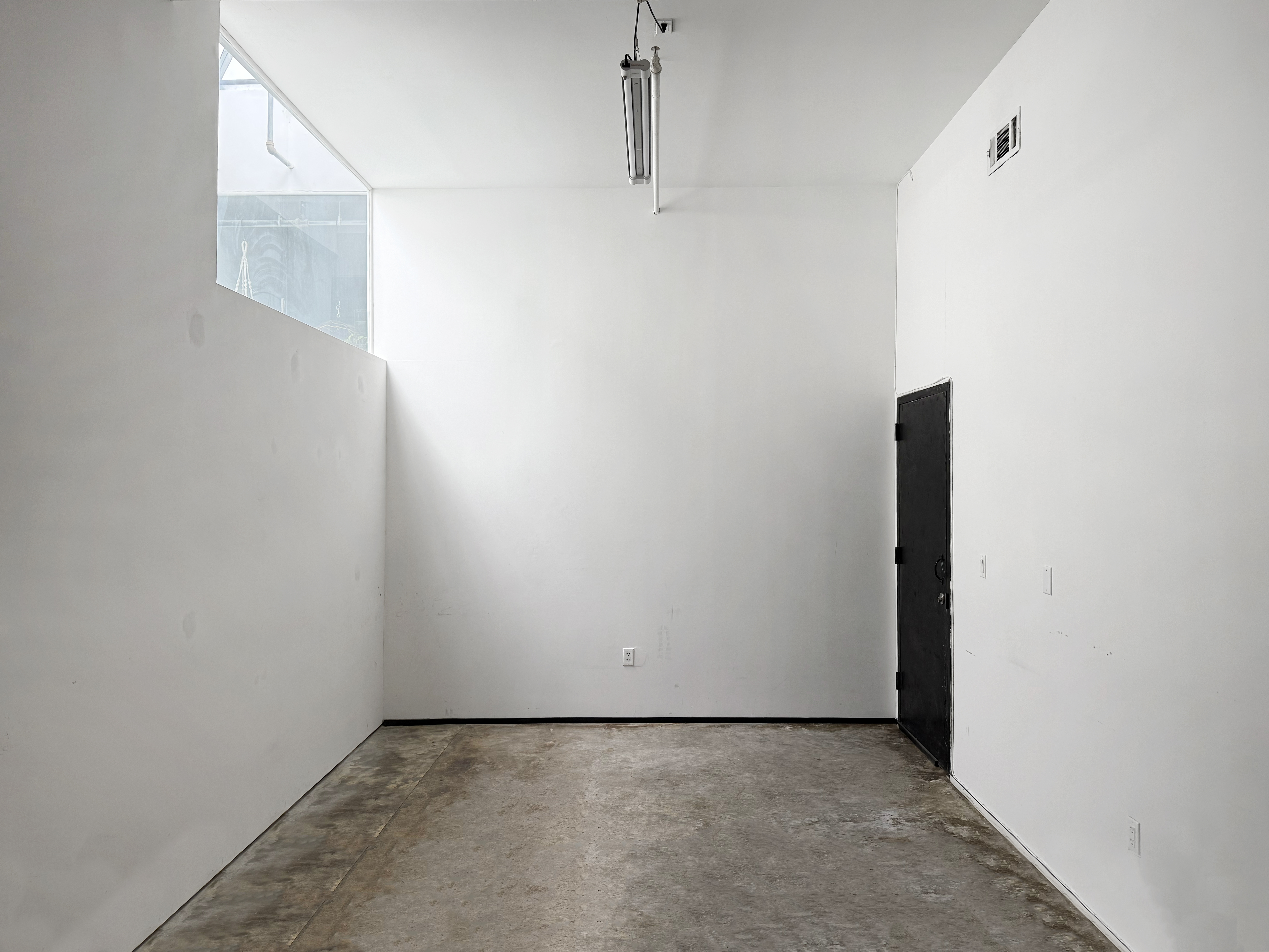 STUDIO 256: A CLEAN BRIGHT ARTIST STUDIO BUILT FOR SERIOUS ARTWORK L Train Ridgewood