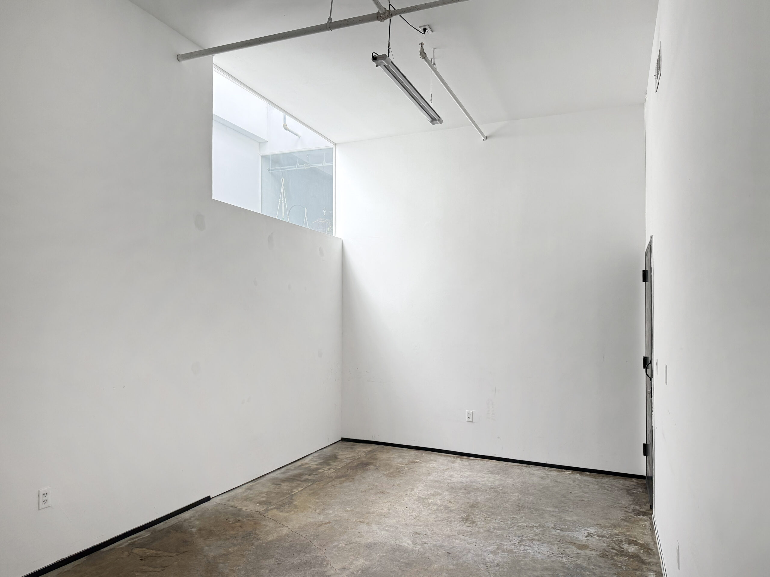 STUDIO 256: A CLEAN BRIGHT ARTIST STUDIO BUILT FOR SERIOUS ARTWORK L Train Ridgewood