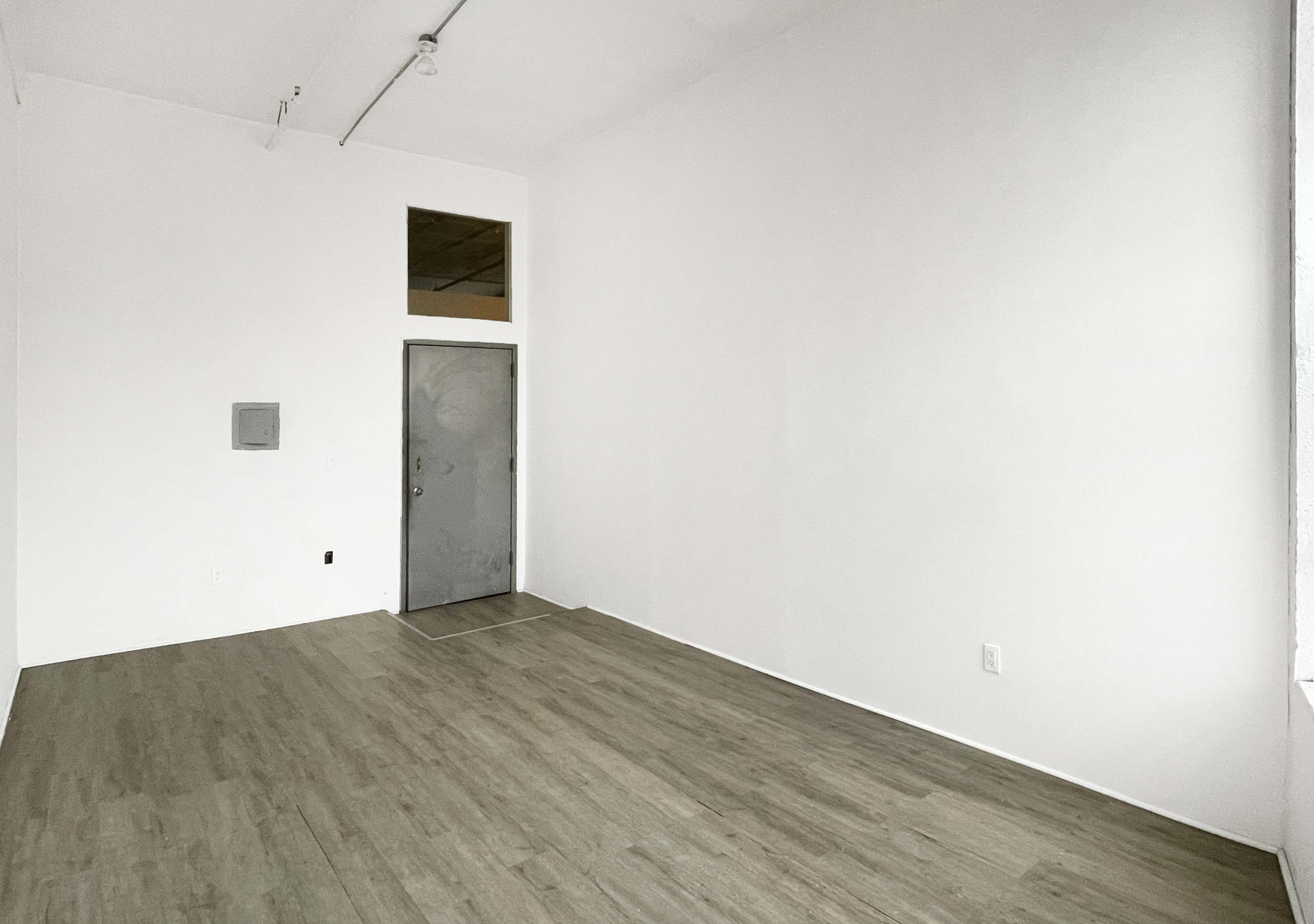 STUDIO 103: A CLEAN ARTIST STUDIO FOR SERIOUS CREATIVE WORK AFFORDABLE