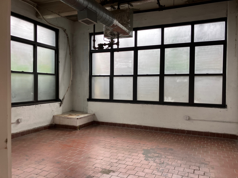 Private Studio 12' ceilings, two massive sets of windows