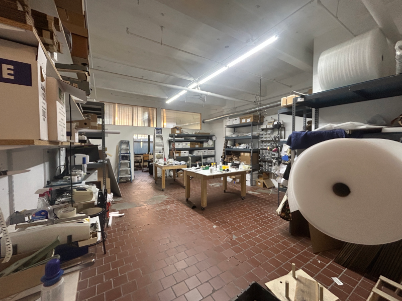 Large Studio with sound insulated back room, vented and wired work space for kiln/220 machinery, Sunny front office